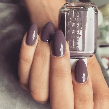 Τα μοβ νύχια είναι από τις πιο συχνές αναζητήσεις στο Pinterest.
